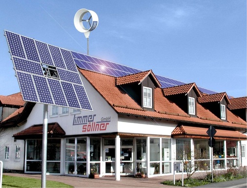 Sonnenstrom vom Dach und vom Tracker, dazu Windkraft vom Mast: Die Limmer und Söllner GmbH Sanitär- und Heizungstechnik in Altenkunstadt bei Kulmbach nutzt alle Optionen.