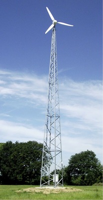 Auf stabilem Stahlmast installierter Rotor: In 20 bis 30 m Höhe sind die Erträge zwar höher als in Bodennähe, aber der Betreiber braucht eine Baugenehmigung.