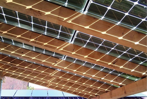 Gute Idee: Semitransparente Solarmodule für einen Carport von Solarwatt. - © Solarwatt
