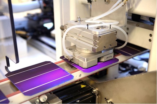 Zellfertigung bei ­Innotech Solar in Halle an der Saale. Das Unternehmen kauft schadhafte kristalline Zellen auf, verödet die Defekte mit Lasern und nutzt die reparierten Zellen für leistungsstarke Module.