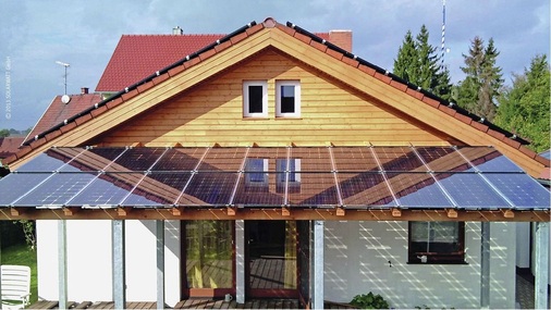 Sonne für Veranda und Wintergarten: Dünnglasmodule liefern solare Energie und ­Schatten für das Plätzchen vorm Haus. Solche Konzepte öffnen neue Anwendungen. - © Solarwatt
