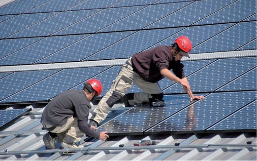 Fehlerfrei und schnell soll die Montage der Module auf dem Dach erfolgen. Die Hersteller haben da viele Möglichkeiten, den Installateuren die Arbeit leichter zu machen. - © IBC Solar
