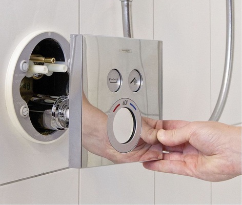 Das preisgekrönte Bedien-Tableau „Shower-Select“ passt auf eine iBox, die Hansgrohe beispielsweise für die Unterputz-Montage anbietet.