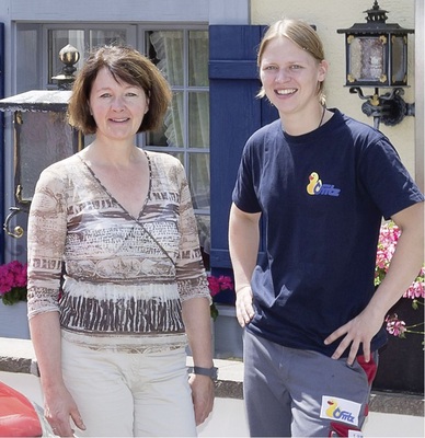 Yvonne Glampe (rechts, Sanitär Fritz, Offenburg): „Ich würde Shower-Select vor allem Kunden ­empfehlen, die ein altersgerechtes Bad planen.“Brigitte Kilgus (Hotel Waldblick in Schenkenzell): „Unsere Gäste können ihre Wasserquellen so ganz intuitiv bedienen. Und reinigungsfreundlich ist das Ganze auch noch.“