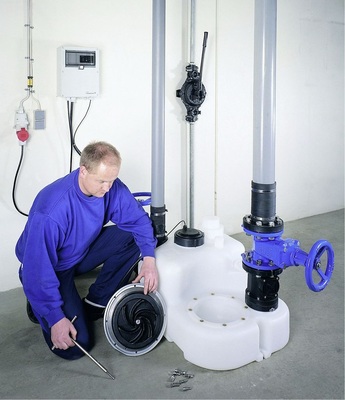 Hebeanlagen sind regelmäßig durch qualifiziertes Personal zu warten. Dabei sollte jeder Installateur seine Kunden auf den Abschluss eines Wartungsvertrages hinweisen.