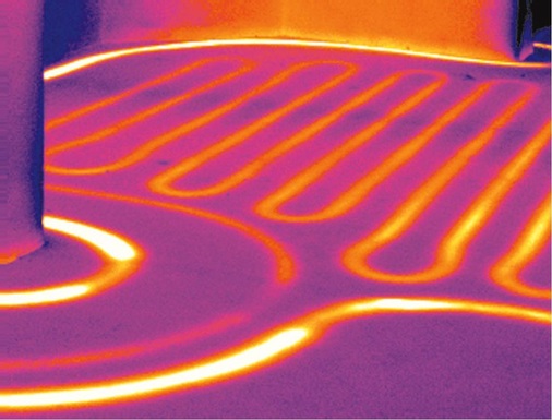 ...Mängelsuche oder Qualitätskontrolle: Leitungsführung einer Fußbodenheizung. - © Flir
