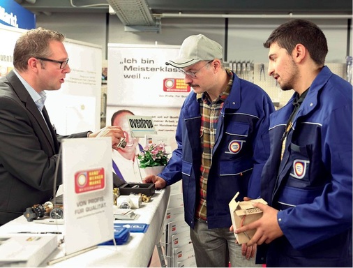 Was gibt es Neues und welche Vorteile hat die Handwerkermarke? An Info-Ständen konnten die Praktiker über technische Lösungen fachsimpeln. Dafür waren etliche Hersteller mit ihren Mitarbeitern vor Ort.