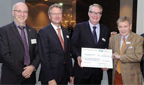 50000-Euro-Stipendium für SHK-Mitgliedsbetriebe, die sich an der VDS-Bad-Akademie ­fortbilden wollen (v.l.): Alfred Jansenberger, Dr. Kurt-Michael Pietsch, Jens Wischmann und Werner ­Hirschler.