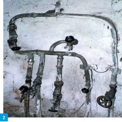 Blei-Installationen sind erkennbar an den gekelchten Verbindungsstellen und dem weichen Material, das mit einem scharfen Gegenstand einzuritzen ist. Ziel des neuen Bleigrenzwertes ab 1. Dezember 2013 ist, dass solche ­Leitungen verschwinden.