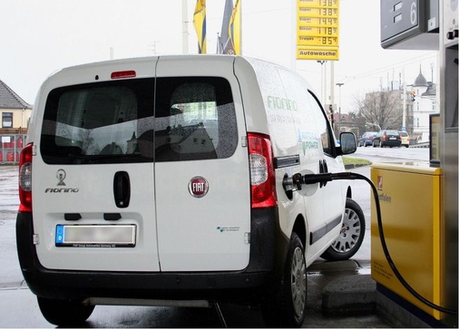 Eine Reichweite von 250 km ist ­realistisch und eine Erdgas-Tanke gibt es längst in vielen Regionen.