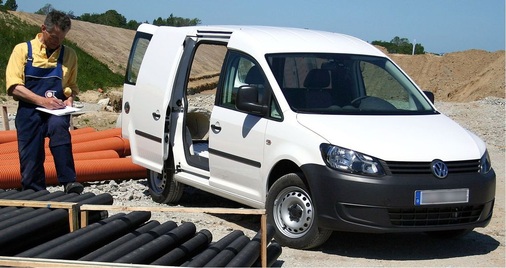 Der VW Caddy in Normallänge bringt es auf gute 3,2 m³ im Frachtraum. Hinter der ­Tankklappe verbergen sich Tankstutzen für Benzin und Flüssiggas.