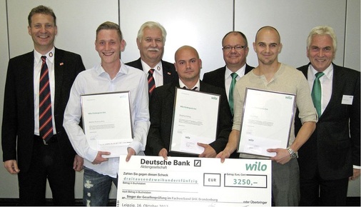 Auf der SHKG wurde auch der Wilo-För­derpreis Brandenburg verliehen. V.l. hintere Reihe: Erik Debertshäuser, Peter Dietrich (beide FV-Brandenburg), Alf Bauer und Jacques Leroy (beide Wilo) und vorne die drei Preisträger Martin Pietruschke, Stephan Fürtig und Fabian Prill.