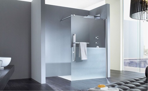 Spaß garantiert: Hüppe Duplo pure bietet für die Familie viel Platz zum ­Duschen.