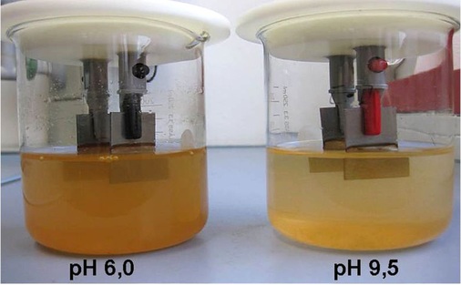 Schwarzstahl nach 18 Stunden in Wasser mit einem Chloridgehalt von 200mg/l bei leicht saurem (6,0) und alkalischem (9,5) pH-Wert. Niedrige pH-Werte beschleunigen die Korrosion, was am rostigen Wasser erkennbar ist.