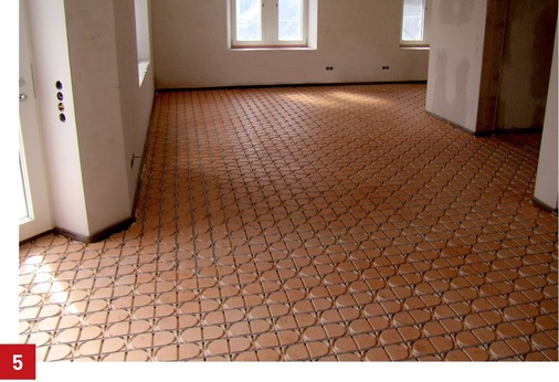 Die Fußbodenheizung findet heutzutage sowohl im Altbau als auch im Neubau Berücksichtigung, wobei sie im Altbau ­vergleichsweise erheblichen Nachholbedarf hat.