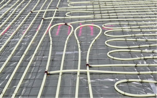 Die Unterverteilung übernehmen kurze Kunststoffrohrschleifen im Betonboden, die mit T-Stücken die Heizkreise versorgen.