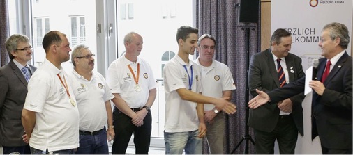 ZVSHK-Präsident Manfred Stather gratulierte Matthias Köfer zur Ehrenmedaille für seinen 6. Platz bei den Berufsweltmeisterschaften Worldskills 2013 und dankte dem Team für die tatkräftige Unterstützung.