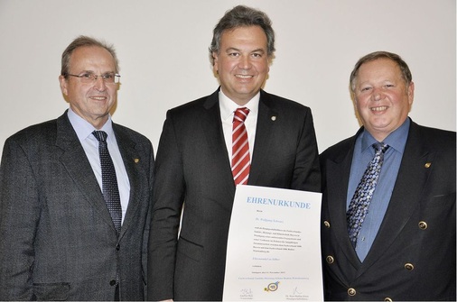 Dr. Wolfgang Schwarz (Mitte), Hauptgeschäftsführer des FVSHK Bayern wurde durch HGF Dr. Hans-Balthas Klein (l.) und FV-Vorsitzenden Joachim Butz die silberne Ehrennadel verliehen.