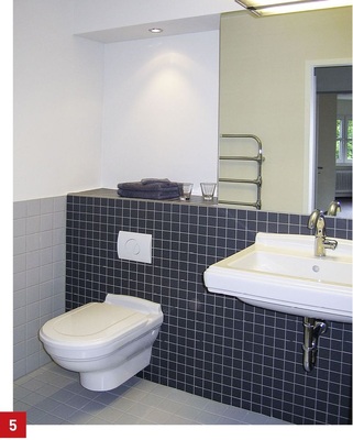 Die WC-Position in Raumecken, wie hier beim Projekt Sodiner Karree von Feddersen Architekten, ermöglichen das nachträglich Anbringen eines L-Winkelgriffes und Leuchtdichtekontraste unterstützen die ­Auffindbarkeit.