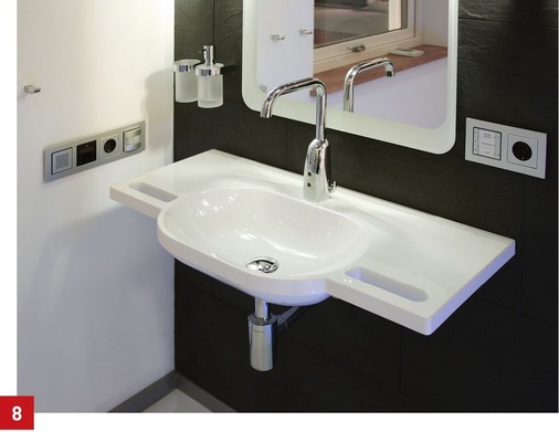 Unterfahrbarkeit, Ablageflächen im Greifbereich und integrierte Haltegriffe zeichnen Waschtische im Universal Design der Hewi-Serie 805 aus. Die über Eck angeordnete Elektroinstallation ist auch aus sitzender Position gut bedienbar.