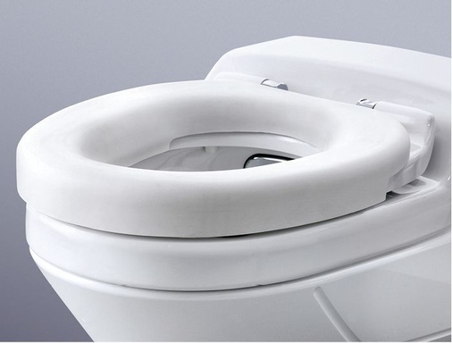 Ist die Beweglichkeit eingeschränkt, kann die Eigenständigkeit rund um den Intimbereich mit einem behindertengerechten Dusch-WC, hier mit der Druckstellen vermeidenden Sitzauflage Extra Soft, nachhaltig verlängert werden.