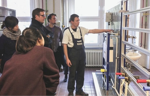 Wie das Bad hinter der Fliese funktioniert: Im Berliner SHK-Ausbildungszentrum wurde den Studenten praxisnahes Wissen vermittelt. Neben der Trinkwasserversorgung ging es um das Entwässerungssystem und warum Mindestgefälle und Anordnung der Abzweige nicht dem Zufall überlassen bleiben können.