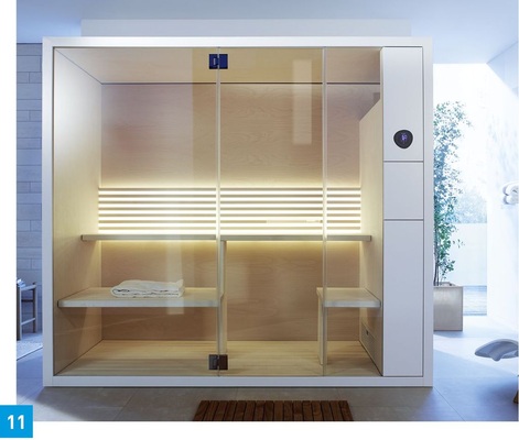 Gelungenes Beispiel für den Einsatz von warmem, entspannendem Licht in der Sauna und bläulichem, aktivierendem Tageslicht im Umgebungsbereich.