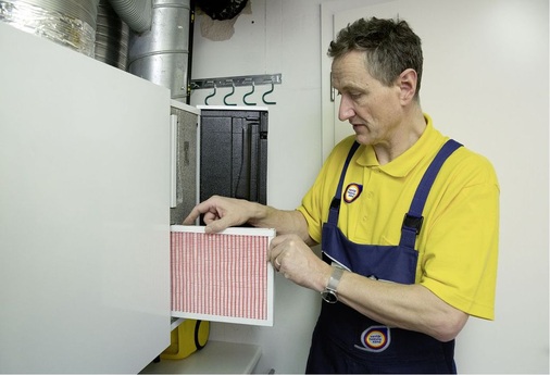 Erhalten bleibt die verbesserte Luftqualität auf Dauer, wenn Filter regelmäßig geprüft und gegebenenfalls ausgetauscht werden — vor allem die Filter für Allergiker.