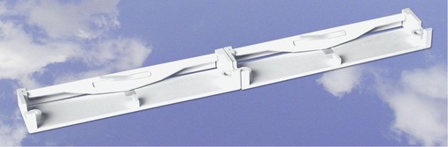 Die Regelungsklappen der Regel-air-Fensterfalzlüfter von Innoperform reagieren auf Winddruck und verhindern Zugerscheinungen.