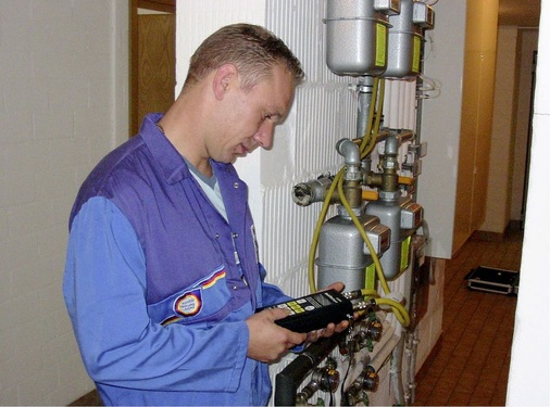Elektronische Mess­geräte ermöglichen eine exakte Leitungs-Diagnose — sie sollten aber DVGW-geprüft sein.