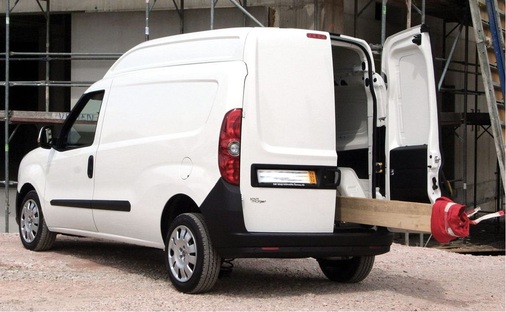 Mit Hochdach bieten die Zwillinge Fiat Doblò/Opel Combo eine Laderaumhöhe von 155 cm — Top-Wert bei Lieferwagen.