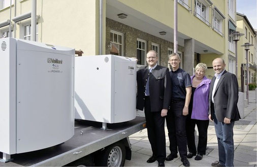 Gruppenbild mit Anlage (v.l.): Bürgermeister Andreas Meier, Christian Sperber, ­Geschäftsführer bad&heizung Sperber, Aurelia Zimmermann vom Förderverein und ­Stadtrat Thomas Wilhelm.