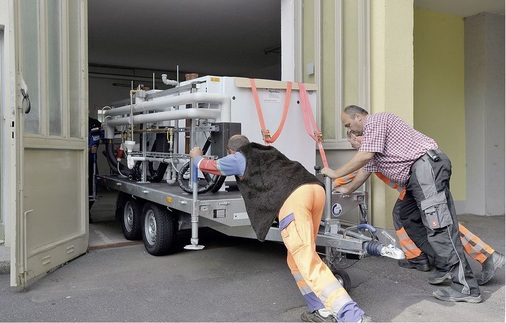 Da die Garage leicht zugänglich ist, lässt sich der Tandem­anhänger innerhalb von Minuten rückwärts zur Anschlussstelle im Rathaus befördern.