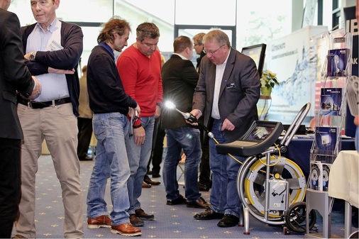 Auf der begleitenden Fachausstellung konnten sich die Experten über die neueste Prüftechnik ein Bild machen.