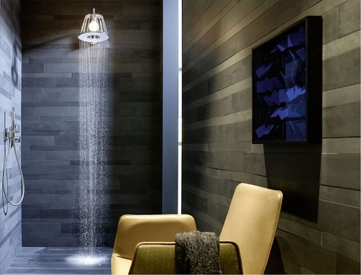 Das Spiel mit Wasser und Licht: Die Axor-Lampshower bringt einen wohnlichen Charakter ins Bad. - © Hansgrohe
