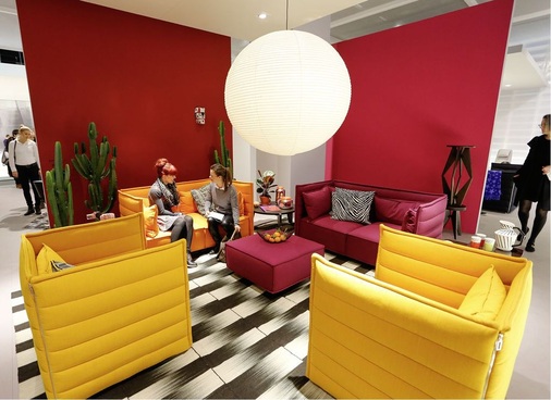 Auf der imm cologne war bei vielen Ausstellern eine große Farbigkeit zu sehen — wie hier auf dem Vitra-Stand in der Halle Pure Editions.