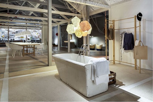 Besuchermagnet war die Wohn-Installation „Das Haus“ von Louise Campbell: Die über 100 Jahre alte Badewanne aus Feuerton aus dem Museumsbestand von Villeroy & Boch stand mitten im Wohnraum.