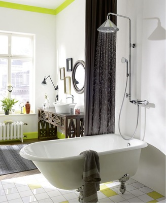 Bodenlage Vorhänge, Holz­rahmen, Pflanzen und Teppich: Mit ein paar wenigen Gestaltungselementen ­bekommt man die Wohlfühlatmospäre ins Badezimmer. - © Hansgrohe
