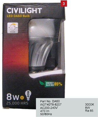 LED-Lichtquelle mit 8W Energieaufnahme (vergleichbar mit einer 40-W-Glühlampe) und einem Lichtstrom von 470 Lumen. Diese Angabe steht meist sehr klein geschrieben auf der Rückseite, ist aber wichtig. Die Bezeichnung 8 Watt dient ausschließlich für den elektrischen Verbrauch und sagt nichts über den Lichtstrom aus, den die LED aussendet. - © Greule
