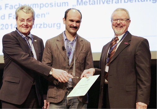 Spitzenleistung in der Denkmalpflege: Die Präsidenten Manfred Stather (ZVSHK, l.) sowie Karl-Heinz Schneider (Dachdecker, r.) überreichen Flaschnermeister Wolfgang Huber den IFD Award 2013, eine Auszeichnung des Dachdeckerhandwerks.