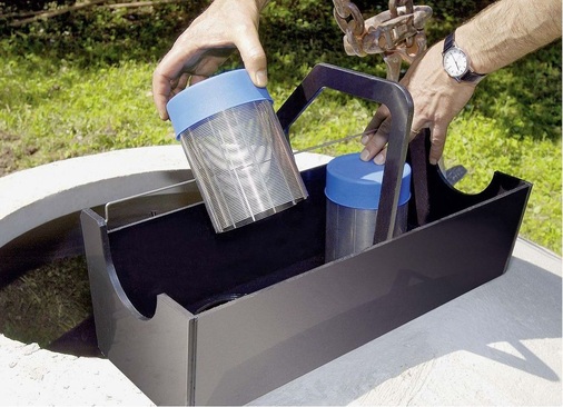 Filter im Regen­speicher: Nach dem Öffnen der ebenerdigen Ab­deckung sind diese zur ­Reinigung leicht zu erreichen.