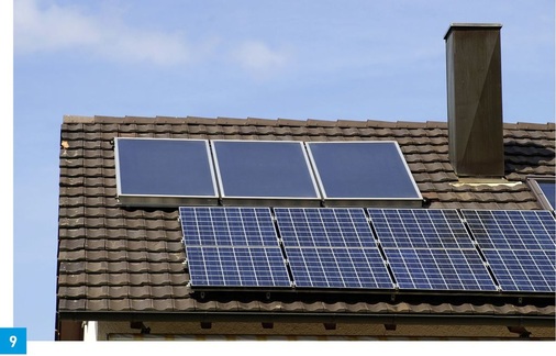 Sind die Eckdaten erst mal erfasst, lassen sich viele Variationen von Sanierungsmaß­nahmen einfach simulieren — wie hier Solarthermie plus Photovoltaik.