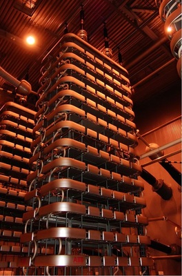 Beginn einer Hochspannungsgleichstrom­leitung im Umspannwerk Bentwich, ­Mecklenburg-Vorpommern. Ohne Netzausbau gerät die Energiewende ins Stocken.