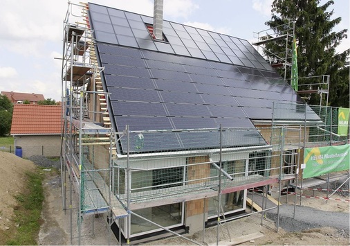 Auch wenn die Installateure derzeit mit der Solarthermie nicht sehr glücklich sind, mittelfristig sind die Aussichten dennoch positiv, denn der Trend beim Neubau heißt Sonnenheizung. - © BSW Solar
