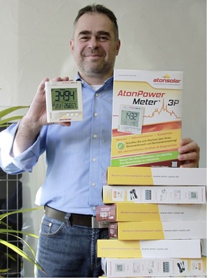 Michael Aigner, Geschäftsführer von Aton ­Solar, mit seinen Messgeräten: Die Datenübertragung erfolgt kabellos, sodass sich das Anzeigegerät überall im Haus aufstellen lässt.