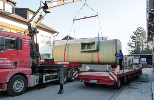 Der Solarspeicher wird aus GFK gefertigt und ist damit erheblich leichter als ein Stahlspeicher. Das bringt Vorteile beim Transport und bei der Montage.