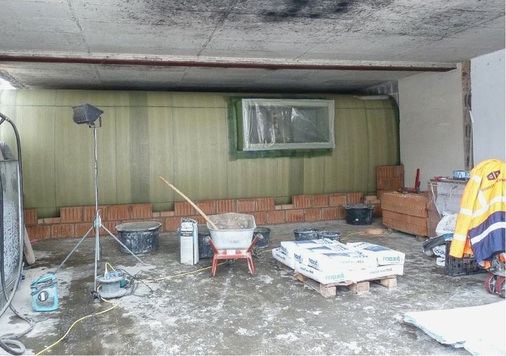 Der Saisonspeicher wird innerhalb des Anbaus installiert und ­eingemauert. Alle wichtigen Teile sind im Technikdom untergebracht, der später noch zugänglich ist.