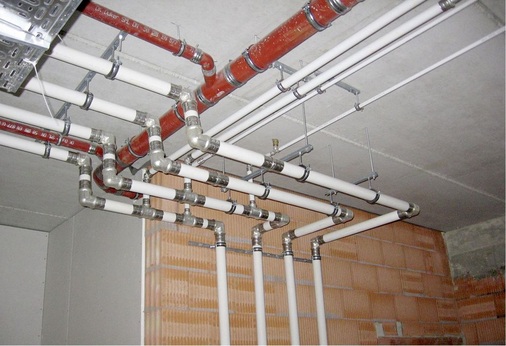 Trinkwasserleitungen sind die Lebensadern eines Hauses. Sie transportieren unser wichtigstes Lebensmittel an die einzelnen Verbrauchsstellen. Dem SHK-Betrieb obliegt es, eine den allgemein anerkannten Regeln der Technik entsprechende Trinkwasserversorgungsanlage zu installieren.