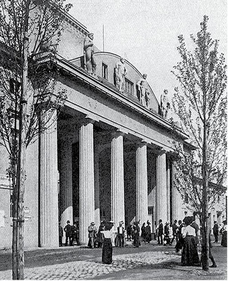 Innenfront des Verwaltungs­gebäudes auf der IBA. - © Abschlussbericht zur Internationalen Baufach-­Ausstellung, Leipzig 1917.
