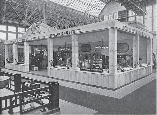 Der pavillonartig gestaltete Stand von Buderus in der großen Maschinenhalle I auf der IBA 1913.